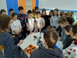 Школьники познакомились в КГУ с роботами